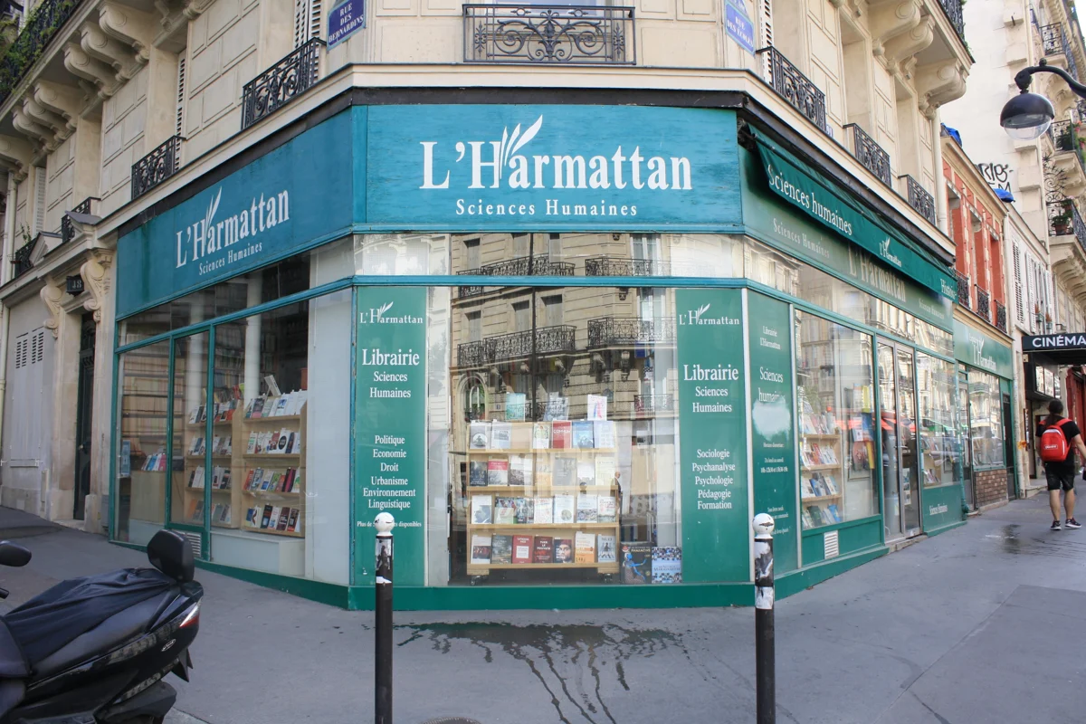 La façade de la librairie L’Harmattan, rue des Écoles à Paris.