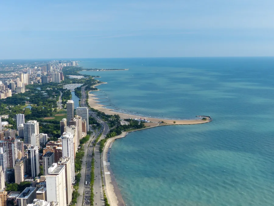 La rive du lac Michigan et les immeubles de Chicago vus d’en haut.