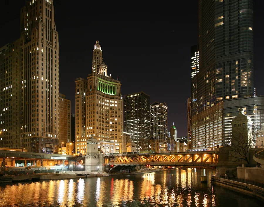 La rivière Chicago et le pont Michigan Avenue éclairés la nuit.