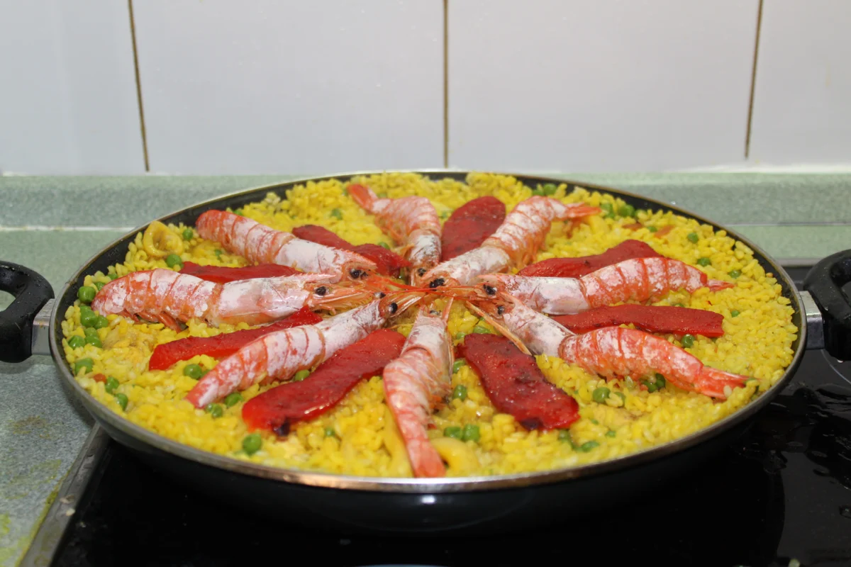 Une paella maison aux crevettes et aux poivrons dans son plat de cuisson ; photo d’illustration.