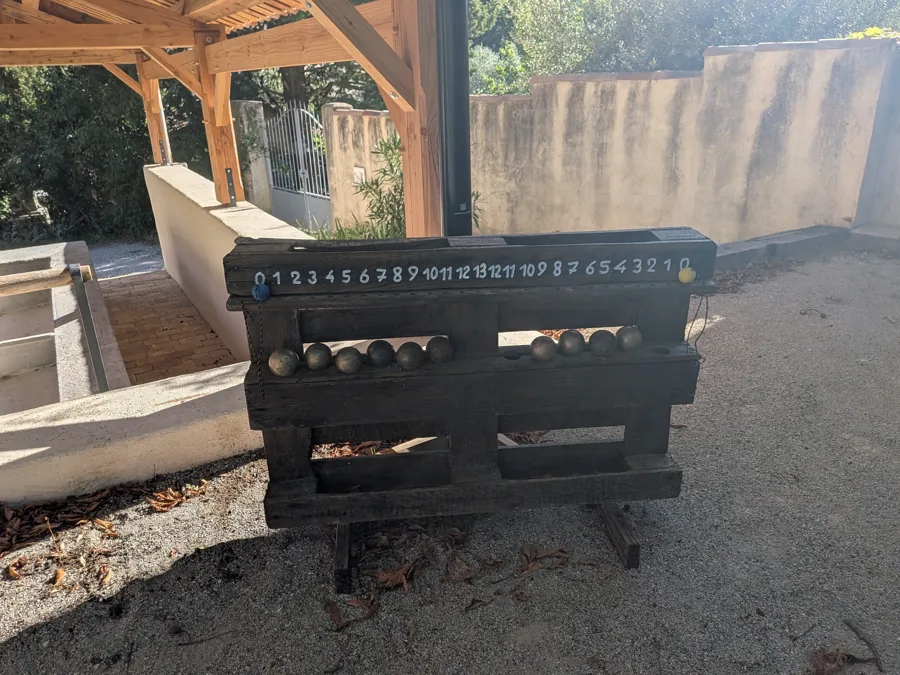 Des boules de pétanque en libre-service à Revest-des-Brousses, en Provence.