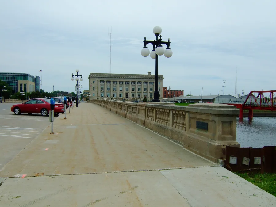 Le trottoir, les lampadaires et la balustrade du pont Court Avenue à Des Moines.