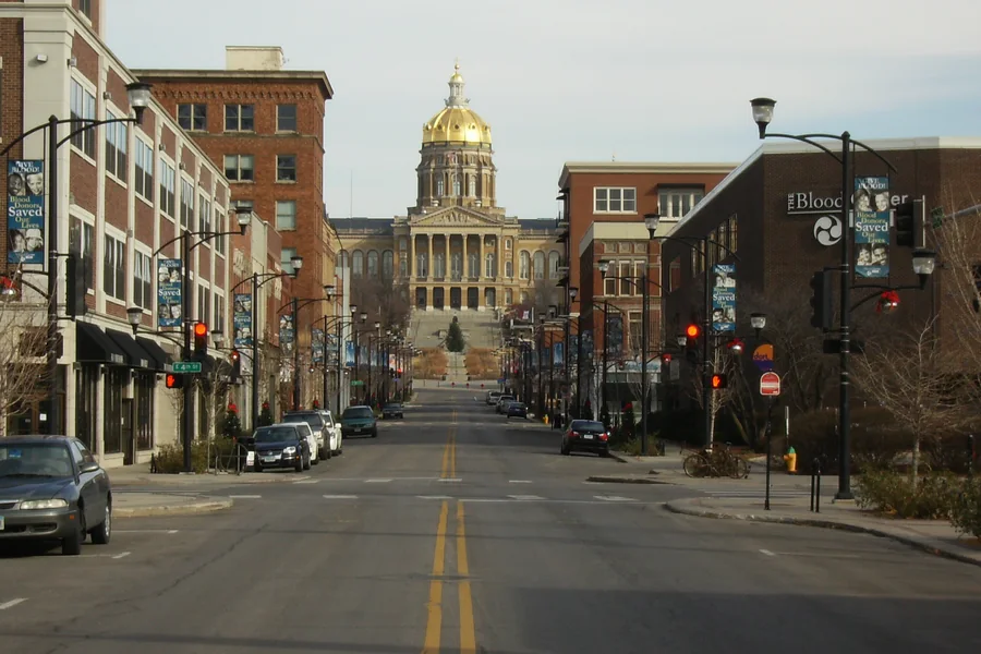 Une rue du quartier East Village à Des Moines, avec le Capitole de l’Iowa au fond.