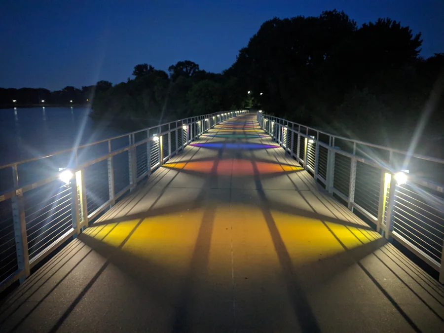 La passerelle de Gray’s Lake à Des Moines, éclairée de couleurs au crépuscule.