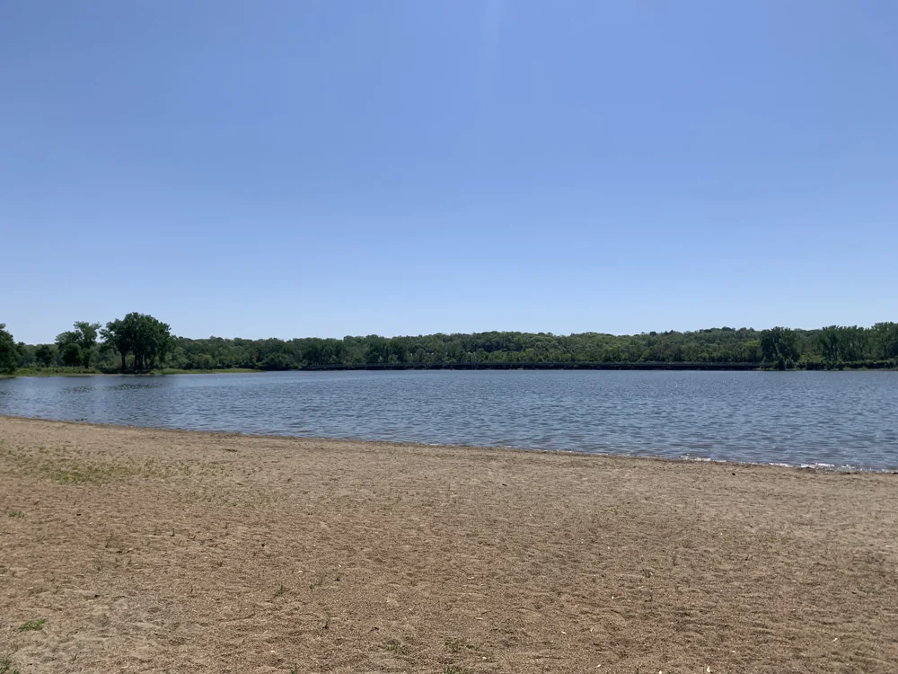 La plage et les rives arborées de Gray’s Lake à Des Moines.