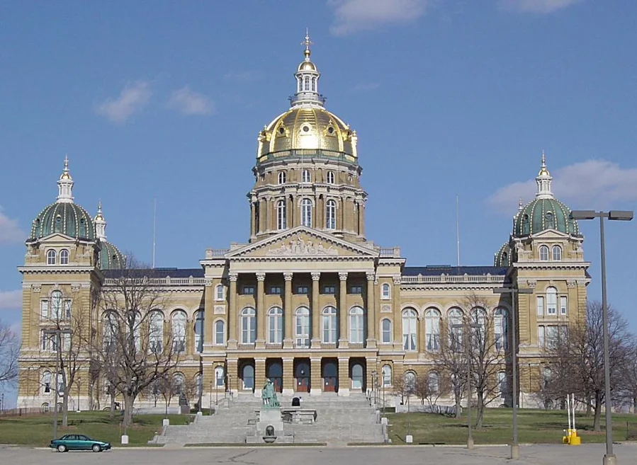 La façade et le dôme doré du Capitole de l’Iowa, à Des Moines.