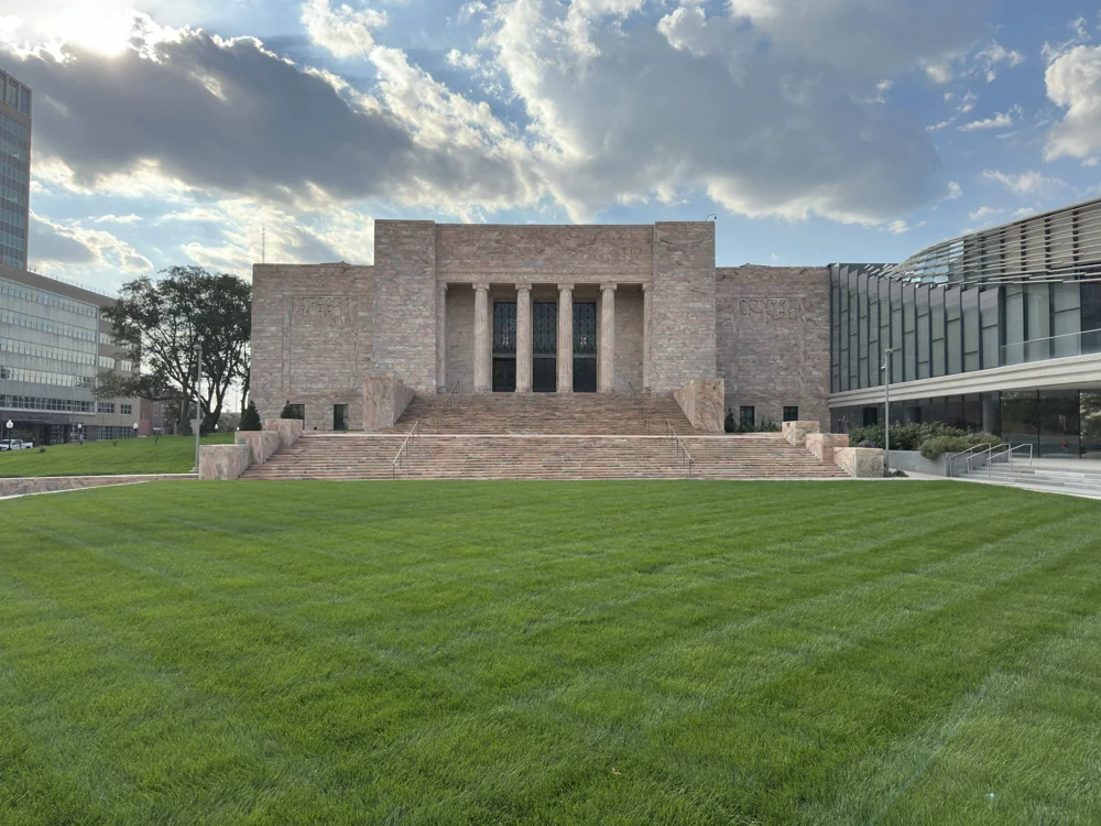 Façade et pelouse devant l’entrée historique du Joslyn Art Museum à Omaha.
