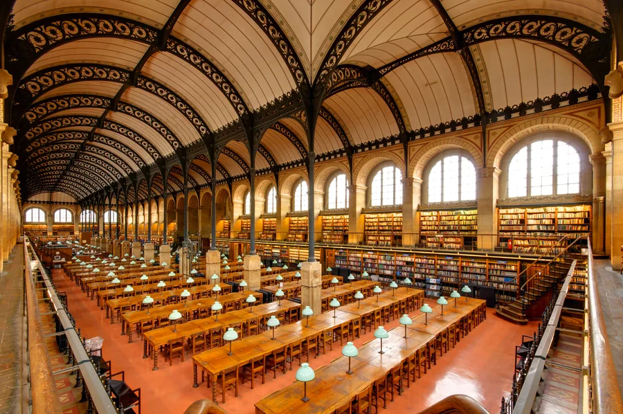 La salle de lecture de la bibliothèque Sainte-Geneviève à Paris, sous ses arches métalliques.