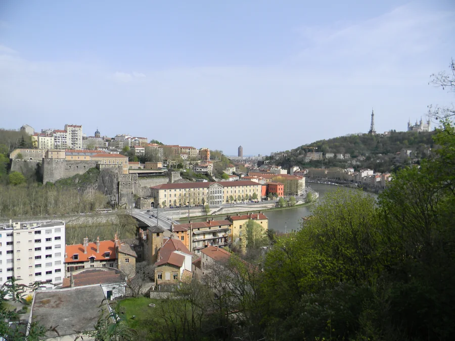 Panorama de Lyon et de la Saône, avec les tours de la Part-Dieu et la colline de Fourvière.