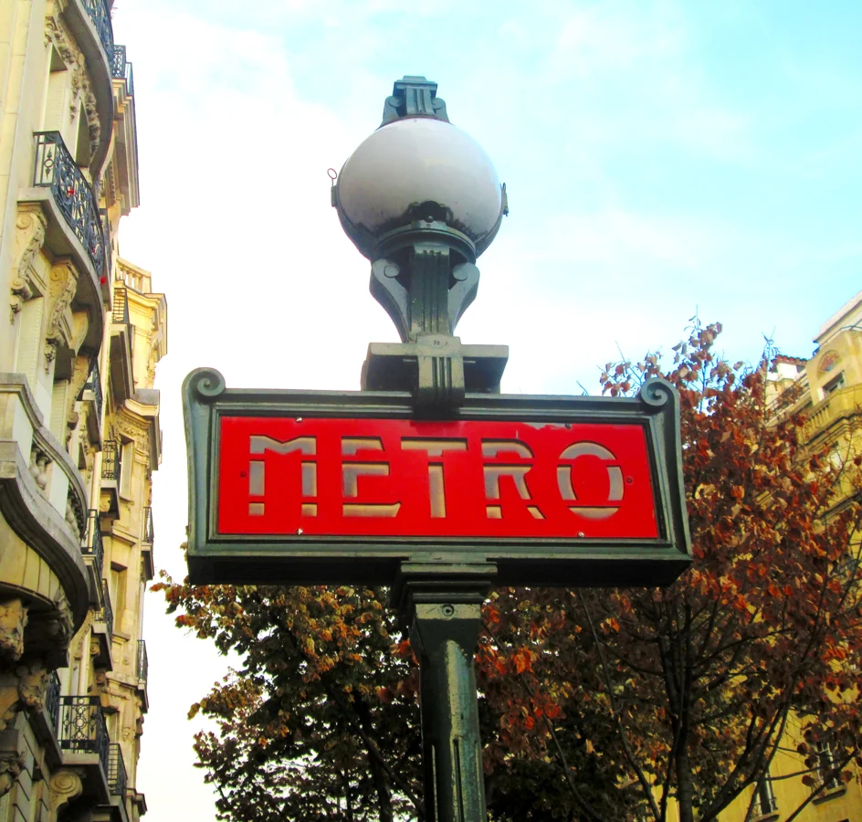 L’enseigne de l’entrée de la station Mabillon du métro de Paris, rue du Four.