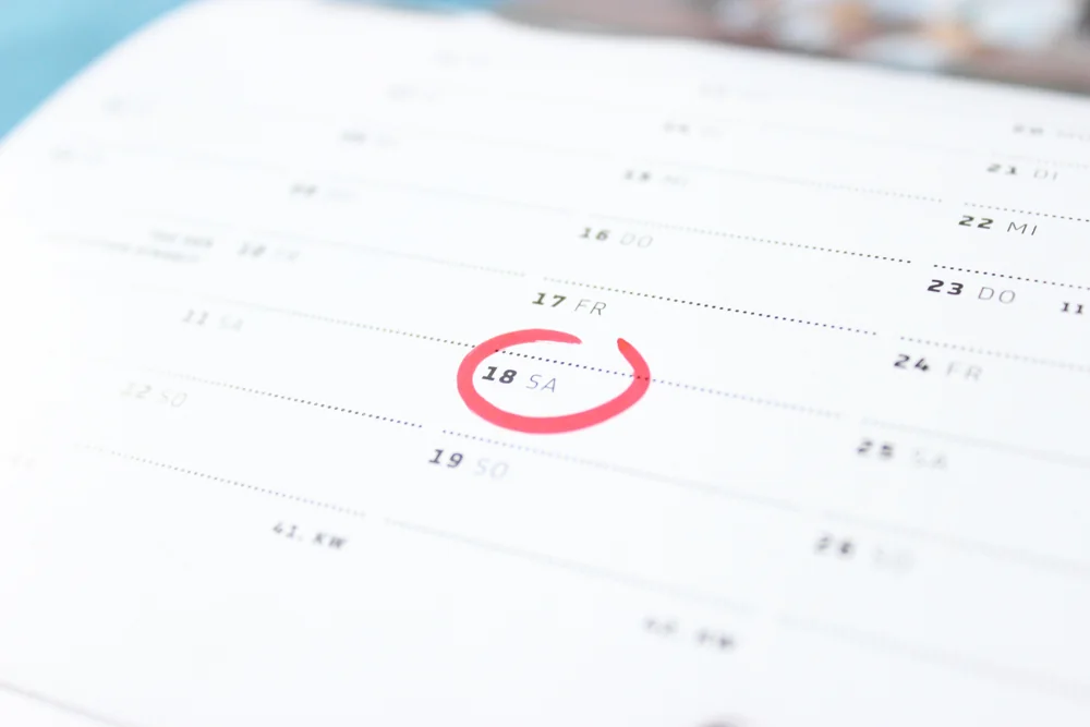 Une page d’agenda en papier avec une date entourée en rouge, utilisée comme illustration.