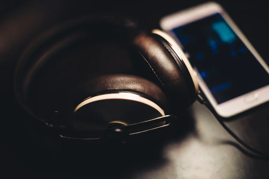 Un casque audio et un téléphone photographiés comme objets du quotidien.