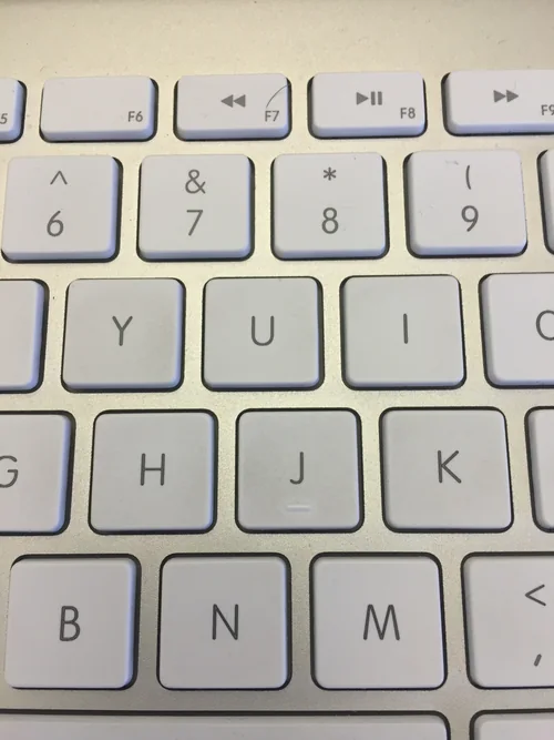 Gros plan sur les touches d’un clavier d’ordinateur.