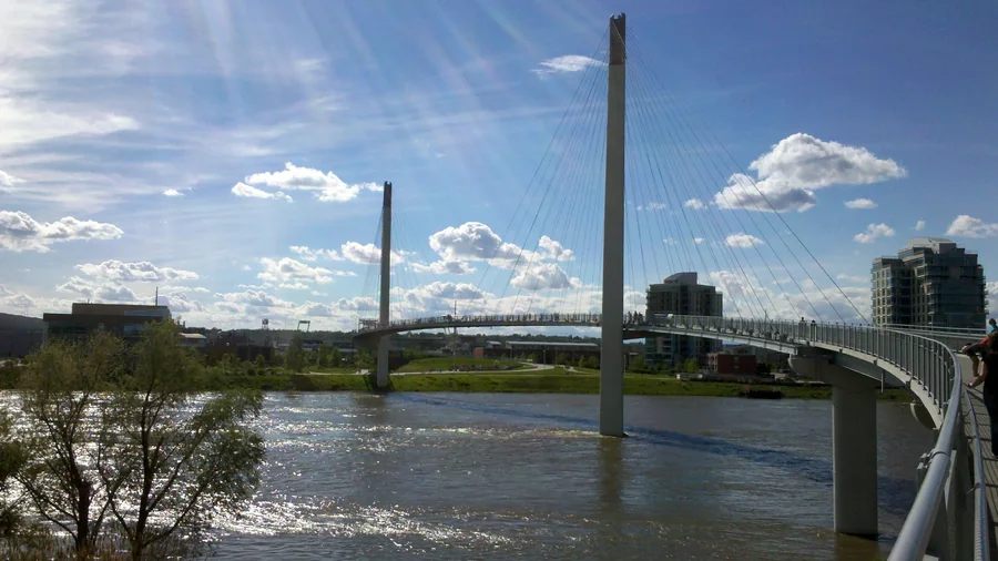 La passerelle Bob Kerrey franchit le Missouri entre Omaha et Council Bluffs.