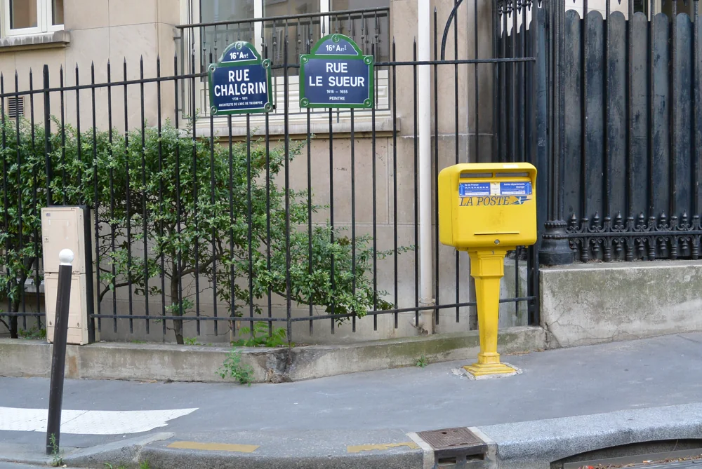 Une boîte aux lettres jaune à l’angle des rues Chalgrin et Le Sueur, à Paris.