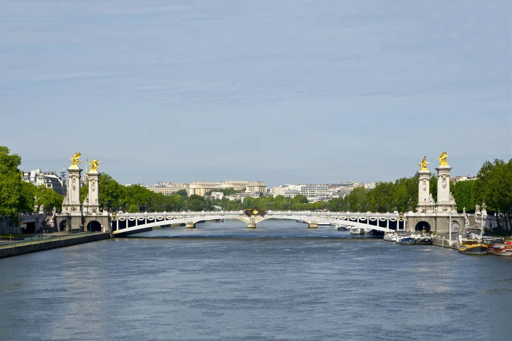 Le pont Alexandre-III et la Seine à Paris, vus depuis le pont de la Concorde.